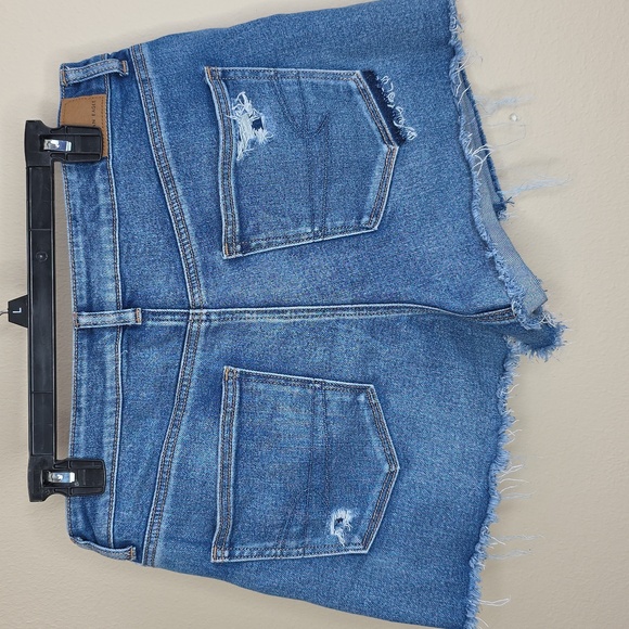 American Eagle Mom Short Stretch Blue Denim Distressed Frayed US 12 - Picture 5 of 8